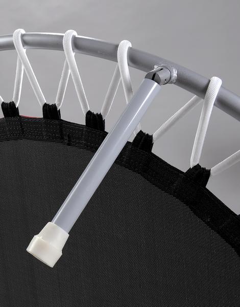Detailaufnahme eines Trampolinrahmens mit elastischen Seilen und Stützbein.