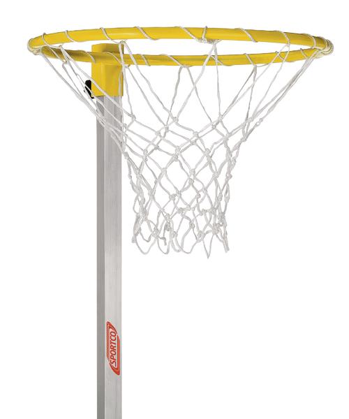 Gelber Basketballkorb mit weißem Netz an silbernem Pfosten, freigestellt vor weißem Hintergrund.