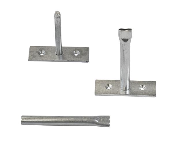 Metallische Wandhalterungen mit Stift zur Befestigung, isoliert auf weißem Hintergrund.