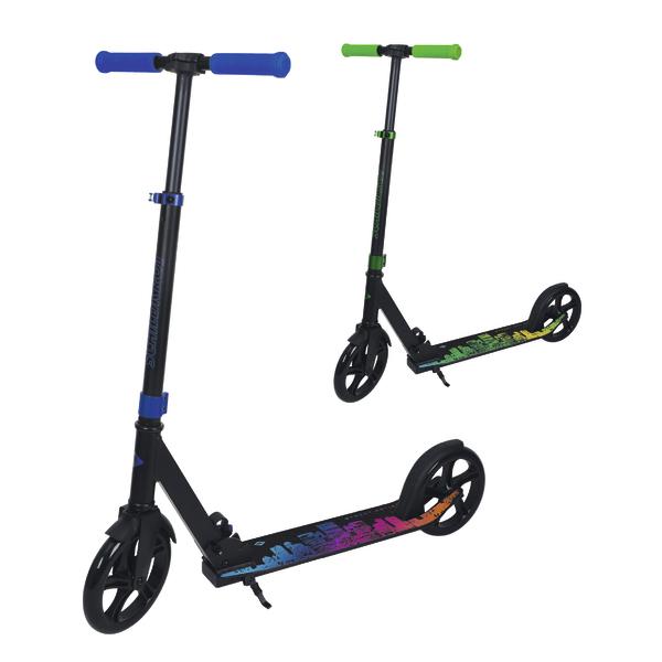 Kinderroller mit blauem Griff und buntem Design auf schwarzem Rahmen, klappbar und leicht.  
 Kinderroller mit grünem Griff und buntem Design auf schwarzem Rahmen, klappbar und leicht.