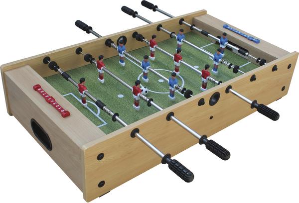 Tischkicker aus Holz mit roten und blauen Spielfiguren auf grünem Spielfeld.