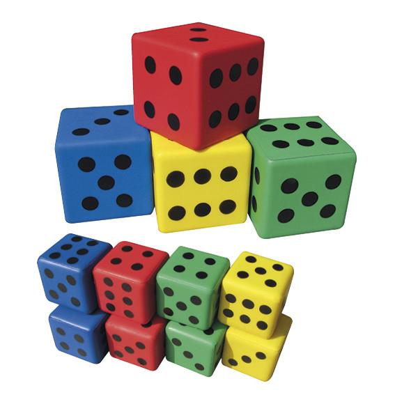 Bunte Schaumstoff-Würfel in Rot, Blau, Gelb und Grün mit schwarzen Punkten, gestapelt.
