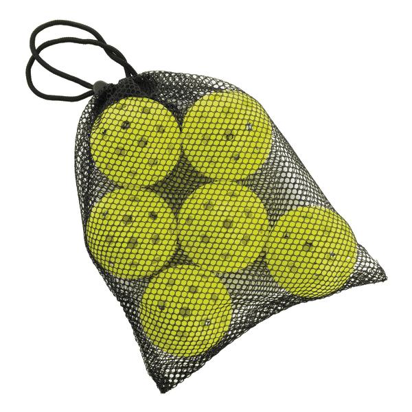 Schwarzer Netzbeutel mit sechs gelben Pickleball-Bällen.