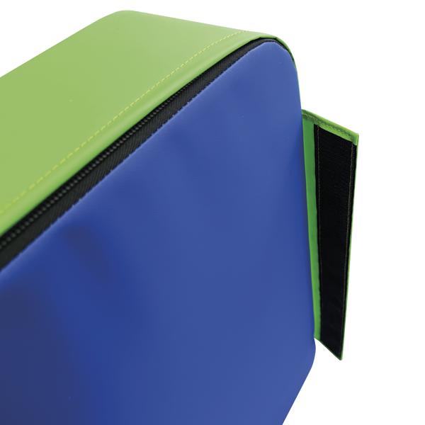 Detailansicht einer Plyo-Box mit blauem Bezug, grünem Rand, Reißverschluss und Klettfläche zur sicheren Verbindung mehrerer Elemente.
