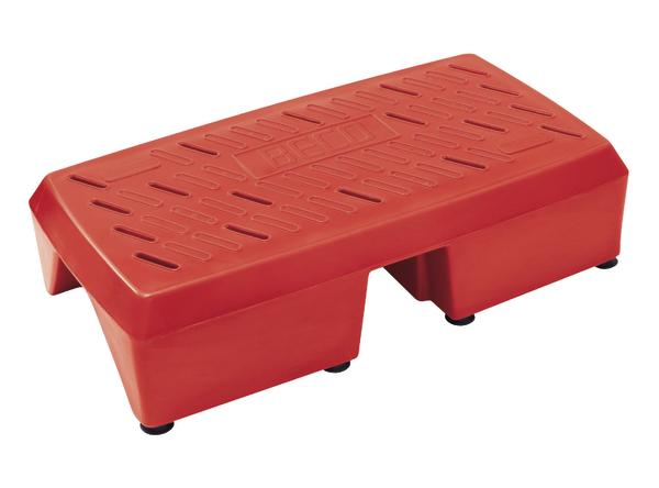 Roter Kunststoff-Tritt mit rutschfester Oberfläche und stabilen Füßen für sicheren Halt.