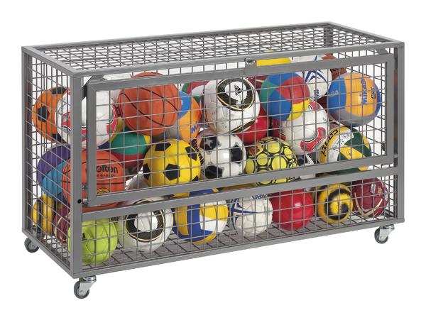 Metallgitterwagen mit verschiedenen Sportbällen wie Fußball, Basketball und Volleyball auf Rollen.