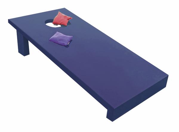 Blaues Cornhole-Spielbrett mit zwei bunten Wurfsäcken auf weißem Hintergrund.