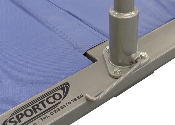 Detailaufnahme eines Sportco Trampolins mit blauem Sprungtuch und Metallrahmen.