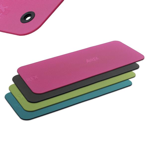 Stapel aus bunten Fitnessmatten in Pink, Schwarz, Grün und Blau für Gymnastik und Yoga.