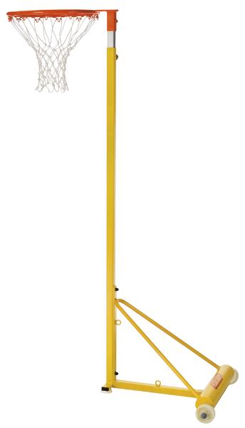 Mobiler Basketballkorb mit gelbem Ständer und weißem Netz auf weißem Hintergrund.