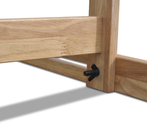 Detailansicht eines Holzgestells mit Verbindungsstange und Fixierschraube.