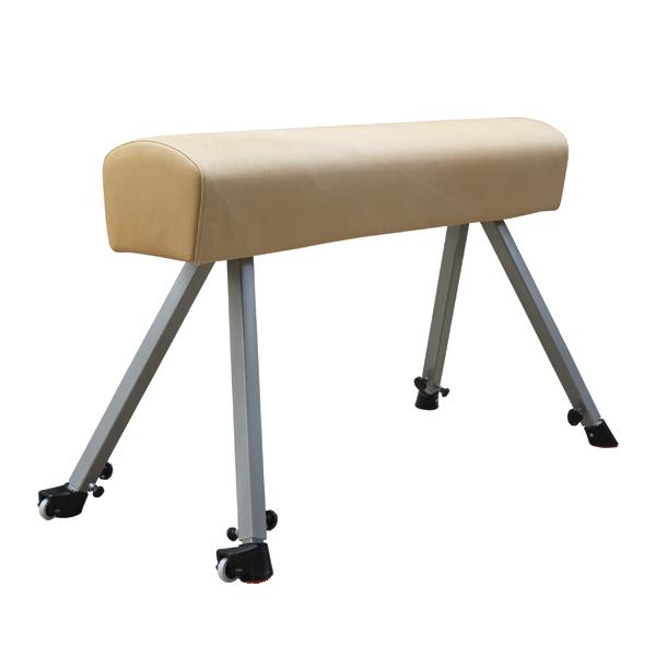 Turngerät Sprungbock mit gepolstertem Sitz und Metallbeinen auf Rollen, beige Farbe.