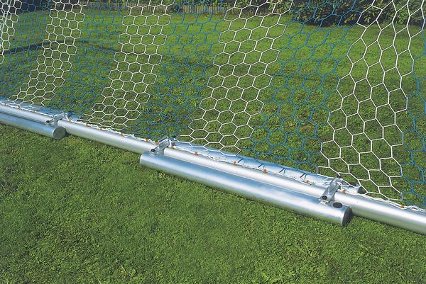 Fußballtor mit Metallrahmen und Netz auf grünem Rasen im Freien.