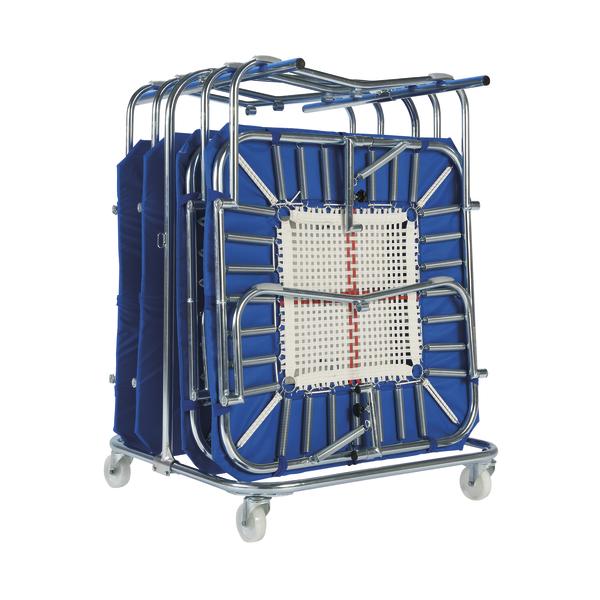 Zusammengeklappte blaue Trampolinrn auf einem Transportwagen mit Rollen.