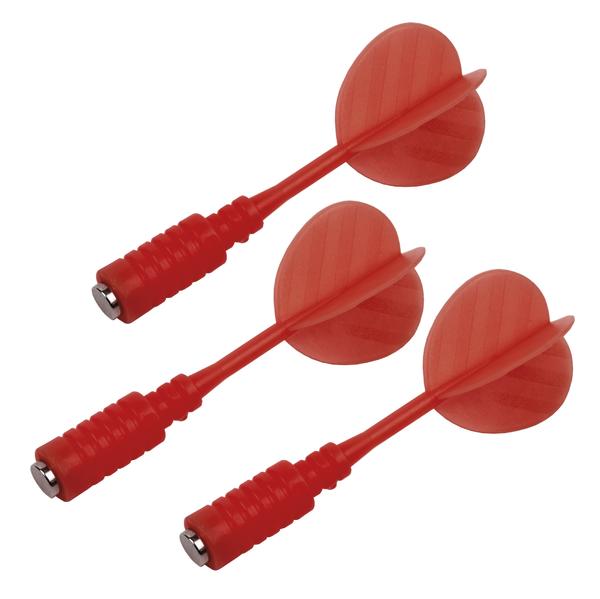 Drei rote Magnet-Darts mit Kunststoffflügeln auf weißem Hintergrund.