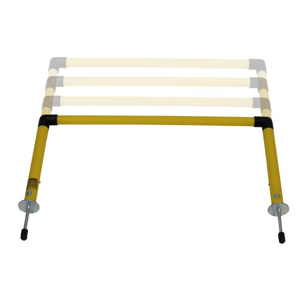 Verstellbare gelbe Hürde für Sporttraining mit einstellbarer Höhe auf weißem Hintergrund.