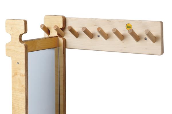 Holz-Wandgarderobe mit sieben Haken, naturbelassen, für Lagerung der Balancierbrettern.