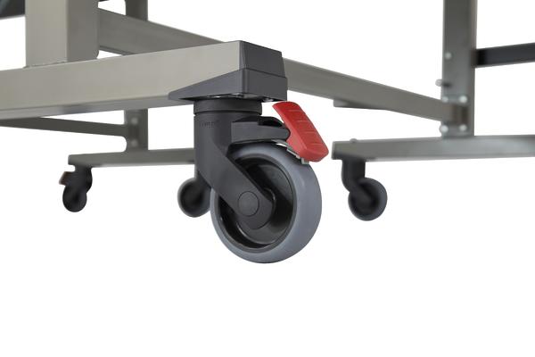 Tischtennistisch-Rollen mit Bremse und grauen Gummirädern auf weißem Hintergrund.