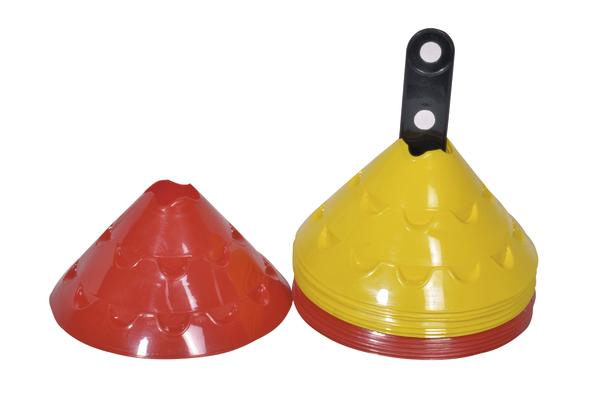 Stapelbare Trainingskegel in Rot und Gelb für Sportübungen auf weißem Hintergrund.