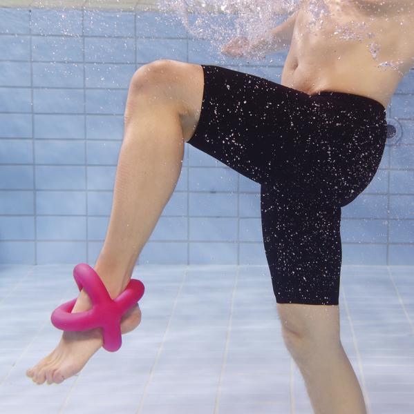 Mann trainiert im Schwimmbad mit pinkem Aquafitness-Gewicht am Bein unter Wasser.