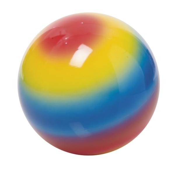 Bunter Spielball mit rot, gelb und blau, glänzend und rund auf weißem Hintergrund.
