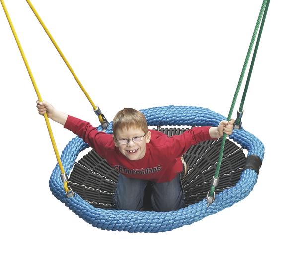 Kind auf blauer Nestschaukel mit gelben und grünen Seilen, lächelnd und spielend.