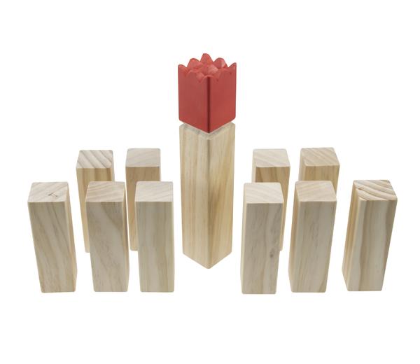 Holzklötze, ein roter Klotz mit gezackter Oberseite steht im Mittelpunkt, umgeben von Naturholzklötzen.