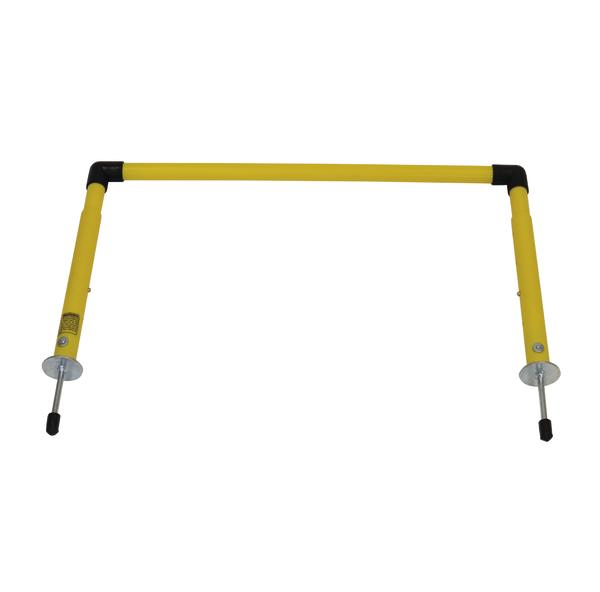 Gelbe Trainingshürdel mit zwei Metallspießen zur Bodenbefestigung.