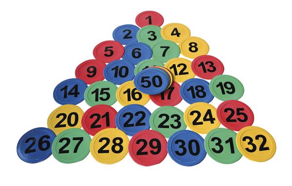 Bunte nummerierte Bodenmarkierungsscheiben von 1 bis 32 und eine 50 in Dreiecksform angeordnet.
