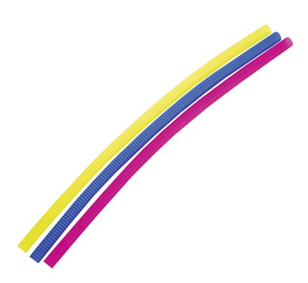 Drei flexible Kunststoffschläuche in Gelb, Blau und Pink auf weißem Hintergrund.