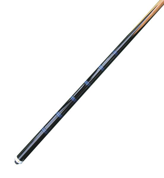 Schwarzer Billardqueue mit blauen Ringen und braunem Griff, isoliert auf weißem Hintergrund.