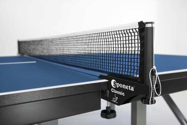 Tischtennisnetz und blauer Tischtennistisch der Marke Sponeta Classic, Nahaufnahme.