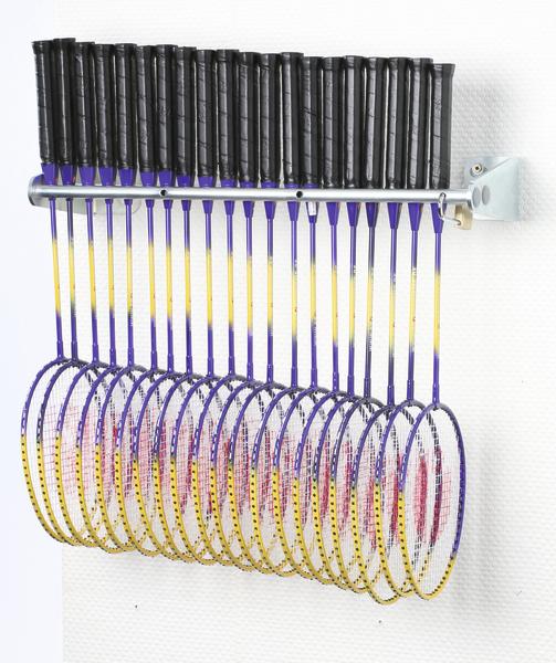 Mehrere Badmintonschläger hängen ordentlich an einer Wandhalterung.