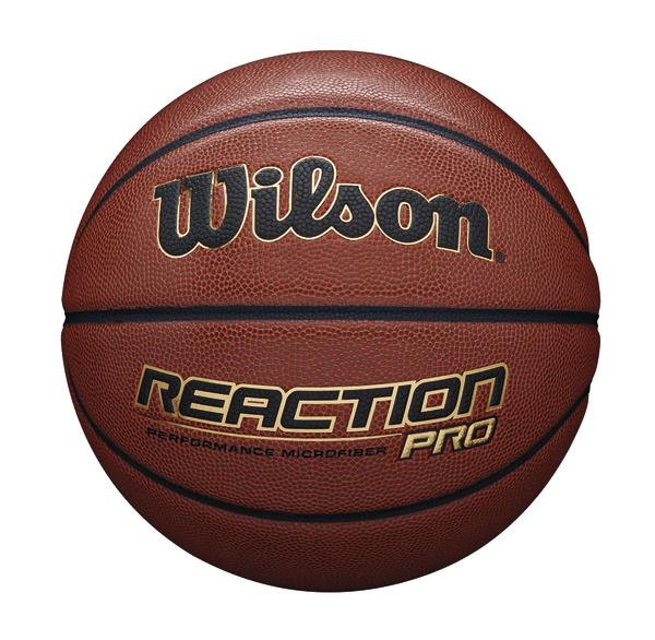 Basketball Wilson Reaction Pro aus braunem Leder mit schwarzer Schrift und Struktur.