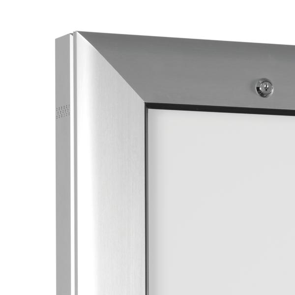 Schaukasten mit abschließbarer Glastür für sichere Informationsanzeige.