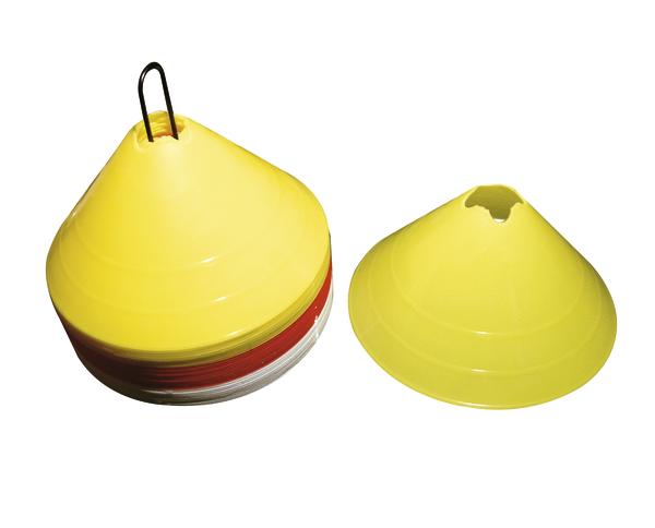 Stapel bunter Markierungshütchen für Sporttraining, hauptsächlich gelb, mit Halterung.