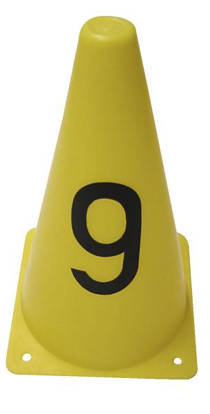 Gelber Trainingskegel mit der schwarzen Zahl 9, verwendet für Sport und Verkehrstraining.