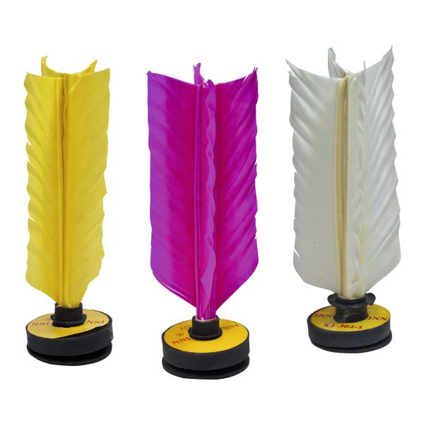 Drei bunte Feder-Fußbälle in Gelb, Pink und Weiß auf runden Ständern vor weißem Hintergrund.