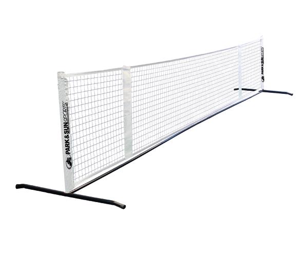 Volleyballnetz mit Metallständern, weißes Netz für Indoor- und Outdoor-Sport.