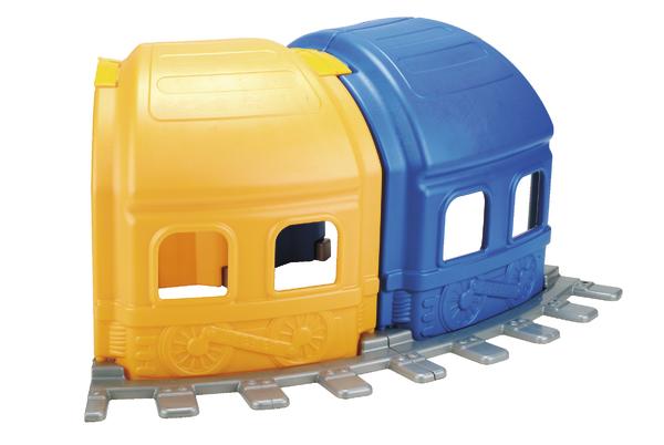 Kinderspielzeug Zug aus gelbem und blauem Kunststoff auf grauen Schienen, isoliert auf weißem Hintergrund.