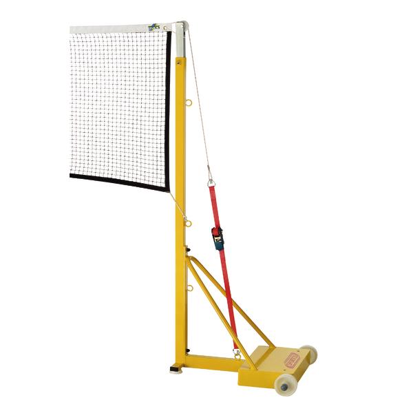 Volleyballnetzständer mit gelbem Metallrahmen und Spannvorrichtung auf weißem Hintergrund.