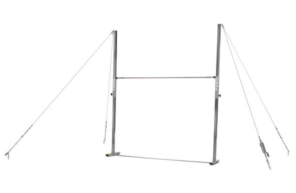 Hochsprunganlage mit Metallpfosten und Querlatte, freistehend auf weißem Hintergrund.