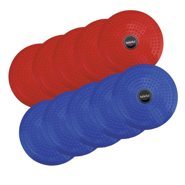 Rote und blaue Balancierkissen mit Noppen für Gleichgewichtstraining und Therapie.