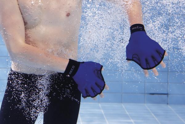 Unterwasseraufnahme eines Mannes mit blauen Schwimmhandschuhen im Schwimmbecken.