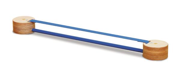 Holzspielzeug mit zwei runden Scheiben und zwei blauen Gummibändern dazwischen.