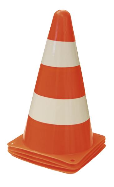 Oranger Markierungskegel mit weißen reflektierenden Streifen, isoliert auf weißem Hintergrund.