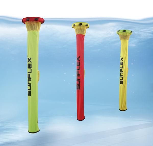 Drei bunte Sunflex Poolnudeln in Gelb, Rot und Grün im Wasser schwimmend.