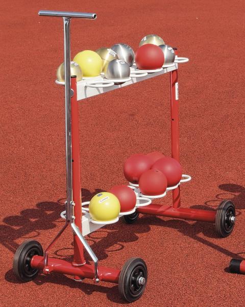 Boccia-Kugeln in verschiedenen Farben auf rotem Sportplatz in Wagen mit Rädern.