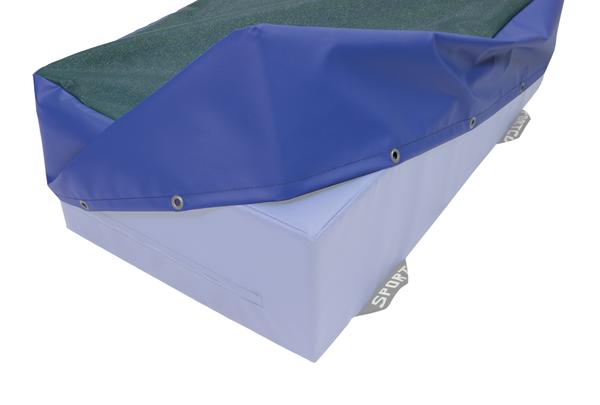 Weicher blauer Sportmatten-Schutzbezug mit Ösen für Turnmatten und Trainingsgeräte.