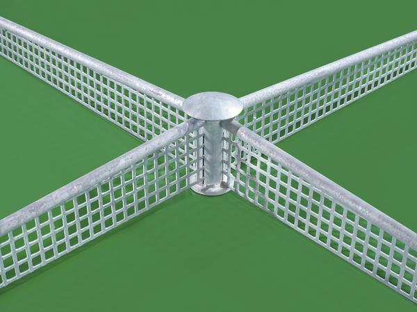 Verzinktes Metallgitter mit Kreuzverbindung vor grünem Tischtennistisch.